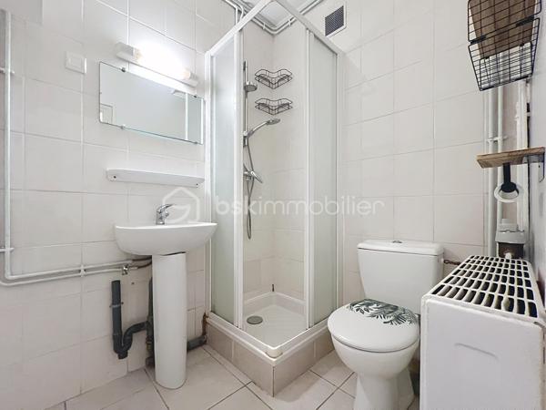 Idéal premier achat ou investissement locatif.

Découvrez ce charmant studio de 28 m² idéalement situé au 17, rue Chemin Joseph Brun à Grenoble. 

Niché au 2ème et dernier étage d'un petit immeuble, cet appartement offre un cadre de vie pratique et recherché, à deux pas de l'arrêt de tram Flandrin - Valmy.

La pièce de vie  est espace lumineux exposé Nord-Ouest, prolongé par un agréable balcon pour profiter des beaux jours.

Une cuisine à créer selon vos envies qui sera parfaitement intégrée à la pièce principale.

Vous profiterez d un vrai dressing dédié pour optimiser l'espace de vie. Une salle d eau avec WC.

Le bonus : Un grand cellier privatif situé sur le même palier (au même étage que l'appartement), idéal pour stocker vélo, valises ou matériel encombrant.

Les fenêtres sont  en double vitrage avec volets roulants. 

Le chauffage est individuel  au gaz et  les charges de copropriété extrêmement faibles, seulement 39 € / mois !

Un emplacement stratégique, le tramway se trouve littéralement au pied de l'immeuble.

Tous les commerces de quartier sont accessibles à pied. Le centre-ville de Grenoble est tout proche, et le Domaine Universitaire est rapidement accessible, ce qui en fait une cible parfaite pour les étudiants ou jeunes actifs.

La taxe foncière est de 558 euros.

Prix : 75 000 euros.

Contactez-moi dès aujourd'hui pour organiser une visite !