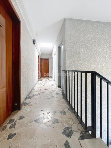 Idéal premier achat ou investissement locatif.

Découvrez ce charmant studio de 28 m² idéalement situé au 17, rue Chemin Joseph Brun à Grenoble. 

Niché au 2ème et dernier étage d'un petit immeuble, cet appartement offre un cadre de vie pratique et recherché, à deux pas de l'arrêt de tram Flandrin - Valmy.

La pièce de vie  est espace lumineux exposé Nord-Ouest, prolongé par un agréable balcon pour profiter des beaux jours.

Une cuisine à créer selon vos envies qui sera parfaitement intégrée à la pièce principale.

Vous profiterez d un vrai dressing dédié pour optimiser l'espace de vie. Une salle d eau avec WC.

Le bonus : Un grand cellier privatif situé sur le même palier (au même étage que l'appartement), idéal pour stocker vélo, valises ou matériel encombrant.

Les fenêtres sont  en double vitrage avec volets roulants. 

Le chauffage est individuel  au gaz et  les charges de copropriété extrêmement faibles, seulement 39 € / mois !

Un emplacement stratégique, le tramway se trouve littéralement au pied de l'immeuble.

Tous les commerces de quartier sont accessibles à pied. Le centre-ville de Grenoble est tout proche, et le Domaine Universitaire est rapidement accessible, ce qui en fait une cible parfaite pour les étudiants ou jeunes actifs.

La taxe foncière est de 558 euros.

Prix : 75 000 euros.

Contactez-moi dès aujourd'hui pour organiser une visite !
