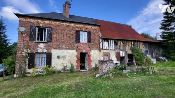 Maison en brique et colombage en campagne