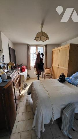 Maison en brique et colombage en campagne