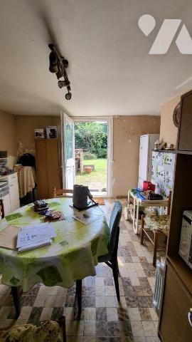 Maison en brique et colombage en campagne