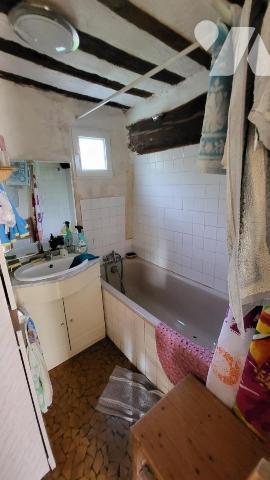 Maison en brique et colombage en campagne