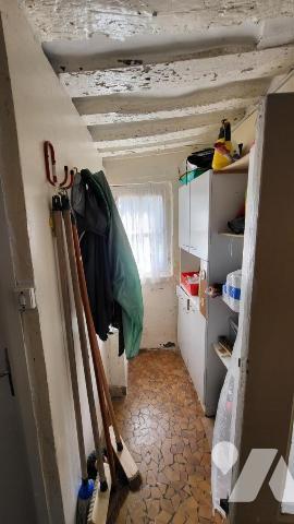 Maison en brique et colombage en campagne