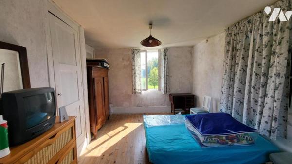 Maison en brique et colombage en campagne