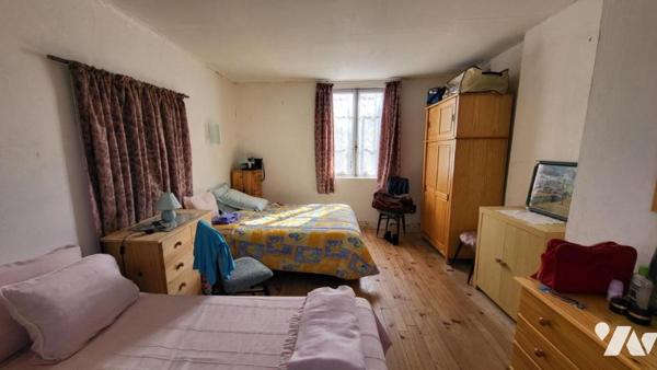Maison en brique et colombage en campagne