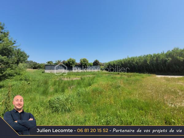 Rare sur la très prisée commune de Pézenas, terrain à bâtir hors lotissement de 905 m² (800m² utile). Ce terrain est situé dans un quartier calme au nord de Pézenas. Plat et viabilisé (électricité, télécom, eau, eaux usées). Situé en zone UB du PLU, vous pourrez y construire la maison de vos rêves, de plain-pied ou avec un étage, en tuile ou toit terrasse. (hauteur max 9m à l'égout de toit ou 10m à l'acrotère). L'environnement étant construit, vous profiterez de l'absence de vis-à-vis, et facilite la projection dans votre futur écrin de vie. Le chemin d'accès vous permet de ne pas être directement sur la rue.

Terrain libre de constructeur. (Illustrations de maison à titre d'exemple de possibles réalisations) Nécessite une pompe de relevage. 

Aspect investisseur : Une division parcellaire a été étudiée et est possible sous certaines conditions.

Julien Lecomte partenaire de vos projets de vie.