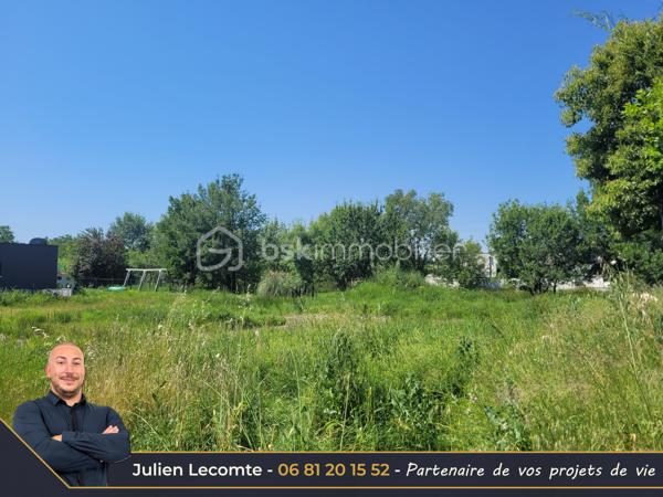 Rare sur la très prisée commune de Pézenas, terrain à bâtir hors lotissement de 905 m² (800m² utile). Ce terrain est situé dans un quartier calme au nord de Pézenas. Plat et viabilisé (électricité, télécom, eau, eaux usées). Situé en zone UB du PLU, vous pourrez y construire la maison de vos rêves, de plain-pied ou avec un étage, en tuile ou toit terrasse. (hauteur max 9m à l'égout de toit ou 10m à l'acrotère). L'environnement étant construit, vous profiterez de l'absence de vis-à-vis, et facilite la projection dans votre futur écrin de vie. Le chemin d'accès vous permet de ne pas être directement sur la rue.

Terrain libre de constructeur. (Illustrations de maison à titre d'exemple de possibles réalisations) Nécessite une pompe de relevage. 

Aspect investisseur : Une division parcellaire a été étudiée et est possible sous certaines conditions.

Julien Lecomte partenaire de vos projets de vie.