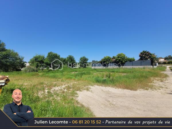 Rare sur la très prisée commune de Pézenas, terrain à bâtir hors lotissement de 905 m² (800m² utile). Ce terrain est situé dans un quartier calme au nord de Pézenas. Plat et viabilisé (électricité, télécom, eau, eaux usées). Situé en zone UB du PLU, vous pourrez y construire la maison de vos rêves, de plain-pied ou avec un étage, en tuile ou toit terrasse. (hauteur max 9m à l'égout de toit ou 10m à l'acrotère). L'environnement étant construit, vous profiterez de l'absence de vis-à-vis, et facilite la projection dans votre futur écrin de vie. Le chemin d'accès vous permet de ne pas être directement sur la rue.

Terrain libre de constructeur. (Illustrations de maison à titre d'exemple de possibles réalisations) Nécessite une pompe de relevage. 

Aspect investisseur : Une division parcellaire a été étudiée et est possible sous certaines conditions.

Julien Lecomte partenaire de vos projets de vie.