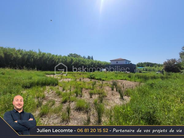 Rare sur la très prisée commune de Pézenas, terrain à bâtir hors lotissement de 905 m² (800m² utile). Ce terrain est situé dans un quartier calme au nord de Pézenas. Plat et viabilisé (électricité, télécom, eau, eaux usées). Situé en zone UB du PLU, vous pourrez y construire la maison de vos rêves, de plain-pied ou avec un étage, en tuile ou toit terrasse. (hauteur max 9m à l'égout de toit ou 10m à l'acrotère). L'environnement étant construit, vous profiterez de l'absence de vis-à-vis, et facilite la projection dans votre futur écrin de vie. Le chemin d'accès vous permet de ne pas être directement sur la rue.

Terrain libre de constructeur. (Illustrations de maison à titre d'exemple de possibles réalisations) Nécessite une pompe de relevage. 

Aspect investisseur : Une division parcellaire a été étudiée et est possible sous certaines conditions.

Julien Lecomte partenaire de vos projets de vie.