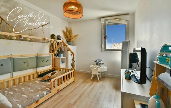 Dpt Hérault (34), à vendre à SAINT-JEAN DE VEDAS, appartement T3 de 65 m² avec balcon et box dans résidence sécurisée
