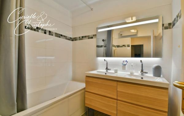 Dpt Hérault (34), à vendre à SAINT-JEAN DE VEDAS, appartement T3 de 65 m² avec balcon et box dans résidence sécurisée