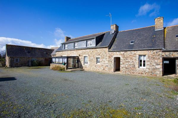 Corps de ferme en pierre à rénover , 1,5 ha de terrain , Pleumeur-Gautier proprietes-privees.com+3