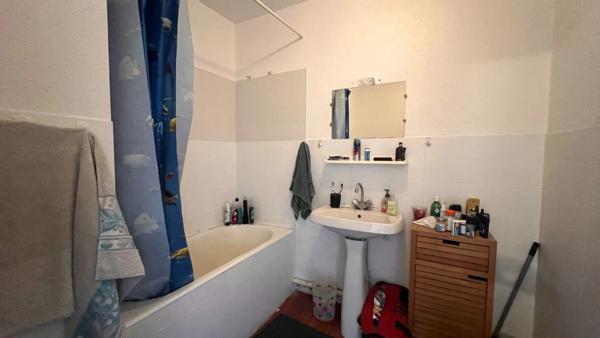 Dpt Finistère (29), A vendre QUIMPER Ouest, Appartement dernier étage de type 2 de 49 m² habitable avec  balcon - Cave.