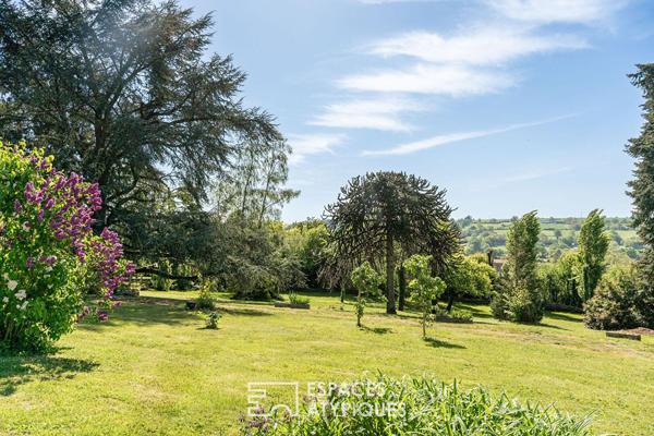 Maison à colombages dans un parc arboré