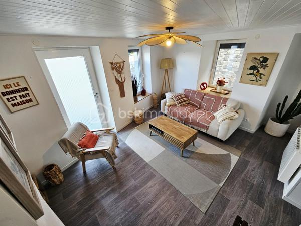 Située sur la commune prisée de Romagnat, à proximité immédiate des commerces, écoles et transports, cette maison de caractère rénovée avec goût saura vous séduire par ses volumes, son charme et ses prestations.

Développant environ 117 m² habitables, elle offre un agencement fonctionnel et chaleureux. Vous y découvrirez une cuisine entièrement équipée, une salle à manger conviviale et un salon lumineux, créant un espace de vie agréable au quotidien.

L'espace nuit comprend trois chambres, complétées par une pièce dressing, une salle d'eau et une salle de bain, ainsi que deux WC, apportant un confort appréciable pour toute la famille. Un petit grenier aménagé en salle de jeux fera le bonheur des plus jeunes.

Côté annexes, la maison dispose de deux caves offrant de belles capacités de stockage.

À l'extérieur, une agréable terrasse permet de profiter des beaux jours en toute tranquillité, sans aucun vis-à-vis. Un terrain non attenant de 68 m², situé à proximité immédiate, complète le bien et comprend un petit jardin ainsi que deux places de stationnement privatives, un véritable atout sur le secteur.

Son diagnostic de performance énergétique classé D et ses émissions de gaz à effet de serre classées B témoignent de ses bonnes performances énergétiques.

Les atouts :

✔ Maison rénovée avec goût ;
✔ 117 m² habitables ;
✔ 3 chambres + dressing ;
✔ Salle d'eau et salle de bain ;
✔ Terrasse sans vis-à-vis ;
✔ Petit grenier aménagé en salle de jeux ;
✔ Deux caves ;
✔ Terrain non attenant avec jardin et deux stationnements privatifs ;
✔ Fibre optique ;
✔ Proximité immédiate des commodités ;
✔ DPE D – GES B.

Une maison pleine de charme, idéale pour une famille recherchant un cadre de vie agréable à quelques minutes de Clermont-Ferrand, alliant cachet, fonctionnalité et proximité des services.

À découvrir sans tarder !