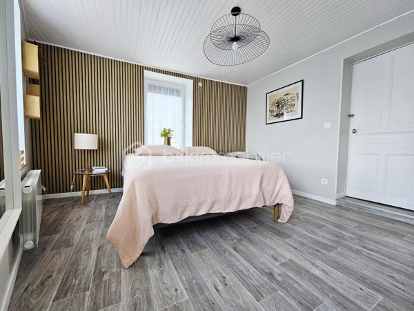 Située sur la commune prisée de Romagnat, à proximité immédiate des commerces, écoles et transports, cette maison de caractère rénovée avec goût saura vous séduire par ses volumes, son charme et ses prestations.

Développant environ 117 m² habitables, elle offre un agencement fonctionnel et chaleureux. Vous y découvrirez une cuisine entièrement équipée, une salle à manger conviviale et un salon lumineux, créant un espace de vie agréable au quotidien.

L'espace nuit comprend trois chambres, complétées par une pièce dressing, une salle d'eau et une salle de bain, ainsi que deux WC, apportant un confort appréciable pour toute la famille. Un petit grenier aménagé en salle de jeux fera le bonheur des plus jeunes.

Côté annexes, la maison dispose de deux caves offrant de belles capacités de stockage.

À l'extérieur, une agréable terrasse permet de profiter des beaux jours en toute tranquillité, sans aucun vis-à-vis. Un terrain non attenant de 68 m², situé à proximité immédiate, complète le bien et comprend un petit jardin ainsi que deux places de stationnement privatives, un véritable atout sur le secteur.

Son diagnostic de performance énergétique classé D et ses émissions de gaz à effet de serre classées B témoignent de ses bonnes performances énergétiques.

Les atouts :

✔ Maison rénovée avec goût ;
✔ 117 m² habitables ;
✔ 3 chambres + dressing ;
✔ Salle d'eau et salle de bain ;
✔ Terrasse sans vis-à-vis ;
✔ Petit grenier aménagé en salle de jeux ;
✔ Deux caves ;
✔ Terrain non attenant avec jardin et deux stationnements privatifs ;
✔ Fibre optique ;
✔ Proximité immédiate des commodités ;
✔ DPE D – GES B.

Une maison pleine de charme, idéale pour une famille recherchant un cadre de vie agréable à quelques minutes de Clermont-Ferrand, alliant cachet, fonctionnalité et proximité des services.

À découvrir sans tarder !