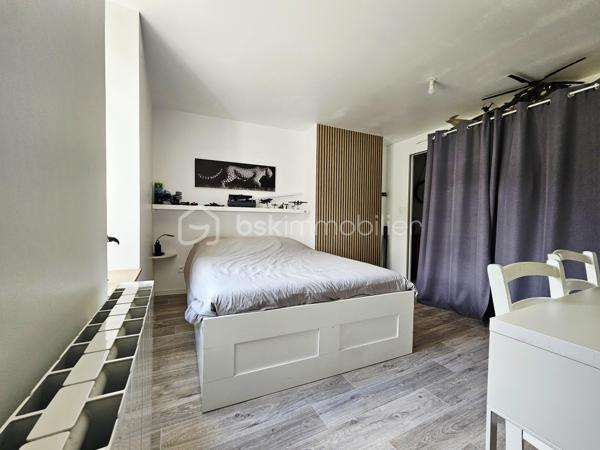 Située sur la commune prisée de Romagnat, à proximité immédiate des commerces, écoles et transports, cette maison de caractère rénovée avec goût saura vous séduire par ses volumes, son charme et ses prestations.

Développant environ 117 m² habitables, elle offre un agencement fonctionnel et chaleureux. Vous y découvrirez une cuisine entièrement équipée, une salle à manger conviviale et un salon lumineux, créant un espace de vie agréable au quotidien.

L'espace nuit comprend trois chambres, complétées par une pièce dressing, une salle d'eau et une salle de bain, ainsi que deux WC, apportant un confort appréciable pour toute la famille. Un petit grenier aménagé en salle de jeux fera le bonheur des plus jeunes.

Côté annexes, la maison dispose de deux caves offrant de belles capacités de stockage.

À l'extérieur, une agréable terrasse permet de profiter des beaux jours en toute tranquillité, sans aucun vis-à-vis. Un terrain non attenant de 68 m², situé à proximité immédiate, complète le bien et comprend un petit jardin ainsi que deux places de stationnement privatives, un véritable atout sur le secteur.

Son diagnostic de performance énergétique classé D et ses émissions de gaz à effet de serre classées B témoignent de ses bonnes performances énergétiques.

Les atouts :

✔ Maison rénovée avec goût ;
✔ 117 m² habitables ;
✔ 3 chambres + dressing ;
✔ Salle d'eau et salle de bain ;
✔ Terrasse sans vis-à-vis ;
✔ Petit grenier aménagé en salle de jeux ;
✔ Deux caves ;
✔ Terrain non attenant avec jardin et deux stationnements privatifs ;
✔ Fibre optique ;
✔ Proximité immédiate des commodités ;
✔ DPE D – GES B.

Une maison pleine de charme, idéale pour une famille recherchant un cadre de vie agréable à quelques minutes de Clermont-Ferrand, alliant cachet, fonctionnalité et proximité des services.

À découvrir sans tarder !