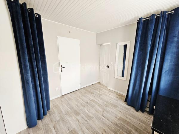 Située sur la commune prisée de Romagnat, à proximité immédiate des commerces, écoles et transports, cette maison de caractère rénovée avec goût saura vous séduire par ses volumes, son charme et ses prestations.

Développant environ 117 m² habitables, elle offre un agencement fonctionnel et chaleureux. Vous y découvrirez une cuisine entièrement équipée, une salle à manger conviviale et un salon lumineux, créant un espace de vie agréable au quotidien.

L'espace nuit comprend trois chambres, complétées par une pièce dressing, une salle d'eau et une salle de bain, ainsi que deux WC, apportant un confort appréciable pour toute la famille. Un petit grenier aménagé en salle de jeux fera le bonheur des plus jeunes.

Côté annexes, la maison dispose de deux caves offrant de belles capacités de stockage.

À l'extérieur, une agréable terrasse permet de profiter des beaux jours en toute tranquillité, sans aucun vis-à-vis. Un terrain non attenant de 68 m², situé à proximité immédiate, complète le bien et comprend un petit jardin ainsi que deux places de stationnement privatives, un véritable atout sur le secteur.

Son diagnostic de performance énergétique classé D et ses émissions de gaz à effet de serre classées B témoignent de ses bonnes performances énergétiques.

Les atouts :

✔ Maison rénovée avec goût ;
✔ 117 m² habitables ;
✔ 3 chambres + dressing ;
✔ Salle d'eau et salle de bain ;
✔ Terrasse sans vis-à-vis ;
✔ Petit grenier aménagé en salle de jeux ;
✔ Deux caves ;
✔ Terrain non attenant avec jardin et deux stationnements privatifs ;
✔ Fibre optique ;
✔ Proximité immédiate des commodités ;
✔ DPE D – GES B.

Une maison pleine de charme, idéale pour une famille recherchant un cadre de vie agréable à quelques minutes de Clermont-Ferrand, alliant cachet, fonctionnalité et proximité des services.

À découvrir sans tarder !