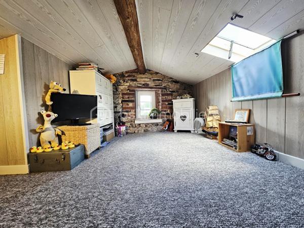 Située sur la commune prisée de Romagnat, à proximité immédiate des commerces, écoles et transports, cette maison de caractère rénovée avec goût saura vous séduire par ses volumes, son charme et ses prestations.

Développant environ 117 m² habitables, elle offre un agencement fonctionnel et chaleureux. Vous y découvrirez une cuisine entièrement équipée, une salle à manger conviviale et un salon lumineux, créant un espace de vie agréable au quotidien.

L'espace nuit comprend trois chambres, complétées par une pièce dressing, une salle d'eau et une salle de bain, ainsi que deux WC, apportant un confort appréciable pour toute la famille. Un petit grenier aménagé en salle de jeux fera le bonheur des plus jeunes.

Côté annexes, la maison dispose de deux caves offrant de belles capacités de stockage.

À l'extérieur, une agréable terrasse permet de profiter des beaux jours en toute tranquillité, sans aucun vis-à-vis. Un terrain non attenant de 68 m², situé à proximité immédiate, complète le bien et comprend un petit jardin ainsi que deux places de stationnement privatives, un véritable atout sur le secteur.

Son diagnostic de performance énergétique classé D et ses émissions de gaz à effet de serre classées B témoignent de ses bonnes performances énergétiques.

Les atouts :

✔ Maison rénovée avec goût ;
✔ 117 m² habitables ;
✔ 3 chambres + dressing ;
✔ Salle d'eau et salle de bain ;
✔ Terrasse sans vis-à-vis ;
✔ Petit grenier aménagé en salle de jeux ;
✔ Deux caves ;
✔ Terrain non attenant avec jardin et deux stationnements privatifs ;
✔ Fibre optique ;
✔ Proximité immédiate des commodités ;
✔ DPE D – GES B.

Une maison pleine de charme, idéale pour une famille recherchant un cadre de vie agréable à quelques minutes de Clermont-Ferrand, alliant cachet, fonctionnalité et proximité des services.

À découvrir sans tarder !