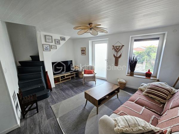 Située sur la commune prisée de Romagnat, à proximité immédiate des commerces, écoles et transports, cette maison de caractère rénovée avec goût saura vous séduire par ses volumes, son charme et ses prestations.

Développant environ 117 m² habitables, elle offre un agencement fonctionnel et chaleureux. Vous y découvrirez une cuisine entièrement équipée, une salle à manger conviviale et un salon lumineux, créant un espace de vie agréable au quotidien.

L'espace nuit comprend trois chambres, complétées par une pièce dressing, une salle d'eau et une salle de bain, ainsi que deux WC, apportant un confort appréciable pour toute la famille. Un petit grenier aménagé en salle de jeux fera le bonheur des plus jeunes.

Côté annexes, la maison dispose de deux caves offrant de belles capacités de stockage.

À l'extérieur, une agréable terrasse permet de profiter des beaux jours en toute tranquillité, sans aucun vis-à-vis. Un terrain non attenant de 68 m², situé à proximité immédiate, complète le bien et comprend un petit jardin ainsi que deux places de stationnement privatives, un véritable atout sur le secteur.

Son diagnostic de performance énergétique classé D et ses émissions de gaz à effet de serre classées B témoignent de ses bonnes performances énergétiques.

Les atouts :

✔ Maison rénovée avec goût ;
✔ 117 m² habitables ;
✔ 3 chambres + dressing ;
✔ Salle d'eau et salle de bain ;
✔ Terrasse sans vis-à-vis ;
✔ Petit grenier aménagé en salle de jeux ;
✔ Deux caves ;
✔ Terrain non attenant avec jardin et deux stationnements privatifs ;
✔ Fibre optique ;
✔ Proximité immédiate des commodités ;
✔ DPE D – GES B.

Une maison pleine de charme, idéale pour une famille recherchant un cadre de vie agréable à quelques minutes de Clermont-Ferrand, alliant cachet, fonctionnalité et proximité des services.

À découvrir sans tarder !