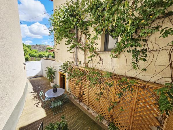 Située sur la commune prisée de Romagnat, à proximité immédiate des commerces, écoles et transports, cette maison de caractère rénovée avec goût saura vous séduire par ses volumes, son charme et ses prestations.

Développant environ 117 m² habitables, elle offre un agencement fonctionnel et chaleureux. Vous y découvrirez une cuisine entièrement équipée, une salle à manger conviviale et un salon lumineux, créant un espace de vie agréable au quotidien.

L'espace nuit comprend trois chambres, complétées par une pièce dressing, une salle d'eau et une salle de bain, ainsi que deux WC, apportant un confort appréciable pour toute la famille. Un petit grenier aménagé en salle de jeux fera le bonheur des plus jeunes.

Côté annexes, la maison dispose de deux caves offrant de belles capacités de stockage.

À l'extérieur, une agréable terrasse permet de profiter des beaux jours en toute tranquillité, sans aucun vis-à-vis. Un terrain non attenant de 68 m², situé à proximité immédiate, complète le bien et comprend un petit jardin ainsi que deux places de stationnement privatives, un véritable atout sur le secteur.

Son diagnostic de performance énergétique classé D et ses émissions de gaz à effet de serre classées B témoignent de ses bonnes performances énergétiques.

Les atouts :

✔ Maison rénovée avec goût ;
✔ 117 m² habitables ;
✔ 3 chambres + dressing ;
✔ Salle d'eau et salle de bain ;
✔ Terrasse sans vis-à-vis ;
✔ Petit grenier aménagé en salle de jeux ;
✔ Deux caves ;
✔ Terrain non attenant avec jardin et deux stationnements privatifs ;
✔ Fibre optique ;
✔ Proximité immédiate des commodités ;
✔ DPE D – GES B.

Une maison pleine de charme, idéale pour une famille recherchant un cadre de vie agréable à quelques minutes de Clermont-Ferrand, alliant cachet, fonctionnalité et proximité des services.

À découvrir sans tarder !