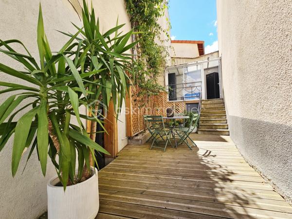 Située sur la commune prisée de Romagnat, à proximité immédiate des commerces, écoles et transports, cette maison de caractère rénovée avec goût saura vous séduire par ses volumes, son charme et ses prestations.

Développant environ 117 m² habitables, elle offre un agencement fonctionnel et chaleureux. Vous y découvrirez une cuisine entièrement équipée, une salle à manger conviviale et un salon lumineux, créant un espace de vie agréable au quotidien.

L'espace nuit comprend trois chambres, complétées par une pièce dressing, une salle d'eau et une salle de bain, ainsi que deux WC, apportant un confort appréciable pour toute la famille. Un petit grenier aménagé en salle de jeux fera le bonheur des plus jeunes.

Côté annexes, la maison dispose de deux caves offrant de belles capacités de stockage.

À l'extérieur, une agréable terrasse permet de profiter des beaux jours en toute tranquillité, sans aucun vis-à-vis. Un terrain non attenant de 68 m², situé à proximité immédiate, complète le bien et comprend un petit jardin ainsi que deux places de stationnement privatives, un véritable atout sur le secteur.

Son diagnostic de performance énergétique classé D et ses émissions de gaz à effet de serre classées B témoignent de ses bonnes performances énergétiques.

Les atouts :

✔ Maison rénovée avec goût ;
✔ 117 m² habitables ;
✔ 3 chambres + dressing ;
✔ Salle d'eau et salle de bain ;
✔ Terrasse sans vis-à-vis ;
✔ Petit grenier aménagé en salle de jeux ;
✔ Deux caves ;
✔ Terrain non attenant avec jardin et deux stationnements privatifs ;
✔ Fibre optique ;
✔ Proximité immédiate des commodités ;
✔ DPE D – GES B.

Une maison pleine de charme, idéale pour une famille recherchant un cadre de vie agréable à quelques minutes de Clermont-Ferrand, alliant cachet, fonctionnalité et proximité des services.

À découvrir sans tarder !