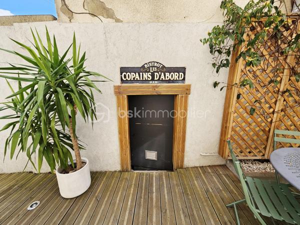 Située sur la commune prisée de Romagnat, à proximité immédiate des commerces, écoles et transports, cette maison de caractère rénovée avec goût saura vous séduire par ses volumes, son charme et ses prestations.

Développant environ 117 m² habitables, elle offre un agencement fonctionnel et chaleureux. Vous y découvrirez une cuisine entièrement équipée, une salle à manger conviviale et un salon lumineux, créant un espace de vie agréable au quotidien.

L'espace nuit comprend trois chambres, complétées par une pièce dressing, une salle d'eau et une salle de bain, ainsi que deux WC, apportant un confort appréciable pour toute la famille. Un petit grenier aménagé en salle de jeux fera le bonheur des plus jeunes.

Côté annexes, la maison dispose de deux caves offrant de belles capacités de stockage.

À l'extérieur, une agréable terrasse permet de profiter des beaux jours en toute tranquillité, sans aucun vis-à-vis. Un terrain non attenant de 68 m², situé à proximité immédiate, complète le bien et comprend un petit jardin ainsi que deux places de stationnement privatives, un véritable atout sur le secteur.

Son diagnostic de performance énergétique classé D et ses émissions de gaz à effet de serre classées B témoignent de ses bonnes performances énergétiques.

Les atouts :

✔ Maison rénovée avec goût ;
✔ 117 m² habitables ;
✔ 3 chambres + dressing ;
✔ Salle d'eau et salle de bain ;
✔ Terrasse sans vis-à-vis ;
✔ Petit grenier aménagé en salle de jeux ;
✔ Deux caves ;
✔ Terrain non attenant avec jardin et deux stationnements privatifs ;
✔ Fibre optique ;
✔ Proximité immédiate des commodités ;
✔ DPE D – GES B.

Une maison pleine de charme, idéale pour une famille recherchant un cadre de vie agréable à quelques minutes de Clermont-Ferrand, alliant cachet, fonctionnalité et proximité des services.

À découvrir sans tarder !