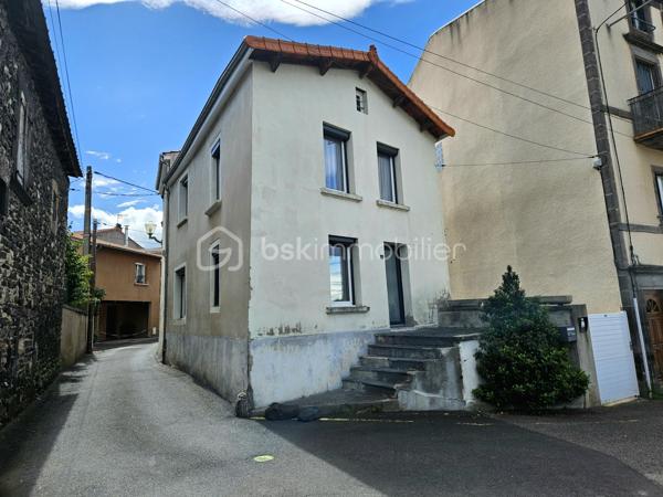 Située sur la commune prisée de Romagnat, à proximité immédiate des commerces, écoles et transports, cette maison de caractère rénovée avec goût saura vous séduire par ses volumes, son charme et ses prestations.

Développant environ 117 m² habitables, elle offre un agencement fonctionnel et chaleureux. Vous y découvrirez une cuisine entièrement équipée, une salle à manger conviviale et un salon lumineux, créant un espace de vie agréable au quotidien.

L'espace nuit comprend trois chambres, complétées par une pièce dressing, une salle d'eau et une salle de bain, ainsi que deux WC, apportant un confort appréciable pour toute la famille. Un petit grenier aménagé en salle de jeux fera le bonheur des plus jeunes.

Côté annexes, la maison dispose de deux caves offrant de belles capacités de stockage.

À l'extérieur, une agréable terrasse permet de profiter des beaux jours en toute tranquillité, sans aucun vis-à-vis. Un terrain non attenant de 68 m², situé à proximité immédiate, complète le bien et comprend un petit jardin ainsi que deux places de stationnement privatives, un véritable atout sur le secteur.

Son diagnostic de performance énergétique classé D et ses émissions de gaz à effet de serre classées B témoignent de ses bonnes performances énergétiques.

Les atouts :

✔ Maison rénovée avec goût ;
✔ 117 m² habitables ;
✔ 3 chambres + dressing ;
✔ Salle d'eau et salle de bain ;
✔ Terrasse sans vis-à-vis ;
✔ Petit grenier aménagé en salle de jeux ;
✔ Deux caves ;
✔ Terrain non attenant avec jardin et deux stationnements privatifs ;
✔ Fibre optique ;
✔ Proximité immédiate des commodités ;
✔ DPE D – GES B.

Une maison pleine de charme, idéale pour une famille recherchant un cadre de vie agréable à quelques minutes de Clermont-Ferrand, alliant cachet, fonctionnalité et proximité des services.

À découvrir sans tarder !