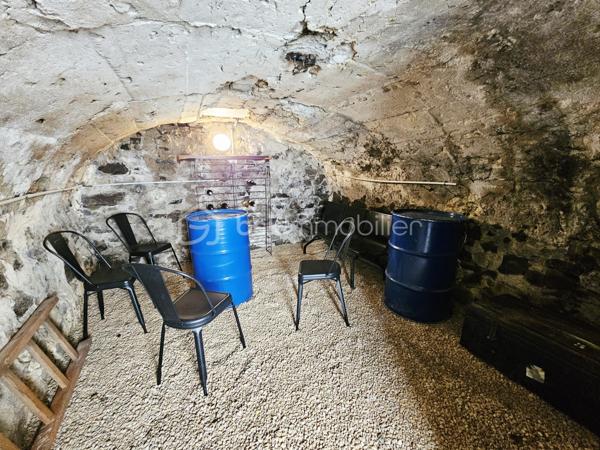 Située sur la commune prisée de Romagnat, à proximité immédiate des commerces, écoles et transports, cette maison de caractère rénovée avec goût saura vous séduire par ses volumes, son charme et ses prestations.

Développant environ 117 m² habitables, elle offre un agencement fonctionnel et chaleureux. Vous y découvrirez une cuisine entièrement équipée, une salle à manger conviviale et un salon lumineux, créant un espace de vie agréable au quotidien.

L'espace nuit comprend trois chambres, complétées par une pièce dressing, une salle d'eau et une salle de bain, ainsi que deux WC, apportant un confort appréciable pour toute la famille. Un petit grenier aménagé en salle de jeux fera le bonheur des plus jeunes.

Côté annexes, la maison dispose de deux caves offrant de belles capacités de stockage.

À l'extérieur, une agréable terrasse permet de profiter des beaux jours en toute tranquillité, sans aucun vis-à-vis. Un terrain non attenant de 68 m², situé à proximité immédiate, complète le bien et comprend un petit jardin ainsi que deux places de stationnement privatives, un véritable atout sur le secteur.

Son diagnostic de performance énergétique classé D et ses émissions de gaz à effet de serre classées B témoignent de ses bonnes performances énergétiques.

Les atouts :

✔ Maison rénovée avec goût ;
✔ 117 m² habitables ;
✔ 3 chambres + dressing ;
✔ Salle d'eau et salle de bain ;
✔ Terrasse sans vis-à-vis ;
✔ Petit grenier aménagé en salle de jeux ;
✔ Deux caves ;
✔ Terrain non attenant avec jardin et deux stationnements privatifs ;
✔ Fibre optique ;
✔ Proximité immédiate des commodités ;
✔ DPE D – GES B.

Une maison pleine de charme, idéale pour une famille recherchant un cadre de vie agréable à quelques minutes de Clermont-Ferrand, alliant cachet, fonctionnalité et proximité des services.

À découvrir sans tarder !