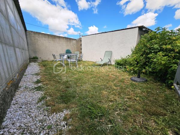 Située sur la commune prisée de Romagnat, à proximité immédiate des commerces, écoles et transports, cette maison de caractère rénovée avec goût saura vous séduire par ses volumes, son charme et ses prestations.

Développant environ 117 m² habitables, elle offre un agencement fonctionnel et chaleureux. Vous y découvrirez une cuisine entièrement équipée, une salle à manger conviviale et un salon lumineux, créant un espace de vie agréable au quotidien.

L'espace nuit comprend trois chambres, complétées par une pièce dressing, une salle d'eau et une salle de bain, ainsi que deux WC, apportant un confort appréciable pour toute la famille. Un petit grenier aménagé en salle de jeux fera le bonheur des plus jeunes.

Côté annexes, la maison dispose de deux caves offrant de belles capacités de stockage.

À l'extérieur, une agréable terrasse permet de profiter des beaux jours en toute tranquillité, sans aucun vis-à-vis. Un terrain non attenant de 68 m², situé à proximité immédiate, complète le bien et comprend un petit jardin ainsi que deux places de stationnement privatives, un véritable atout sur le secteur.

Son diagnostic de performance énergétique classé D et ses émissions de gaz à effet de serre classées B témoignent de ses bonnes performances énergétiques.

Les atouts :

✔ Maison rénovée avec goût ;
✔ 117 m² habitables ;
✔ 3 chambres + dressing ;
✔ Salle d'eau et salle de bain ;
✔ Terrasse sans vis-à-vis ;
✔ Petit grenier aménagé en salle de jeux ;
✔ Deux caves ;
✔ Terrain non attenant avec jardin et deux stationnements privatifs ;
✔ Fibre optique ;
✔ Proximité immédiate des commodités ;
✔ DPE D – GES B.

Une maison pleine de charme, idéale pour une famille recherchant un cadre de vie agréable à quelques minutes de Clermont-Ferrand, alliant cachet, fonctionnalité et proximité des services.

À découvrir sans tarder !