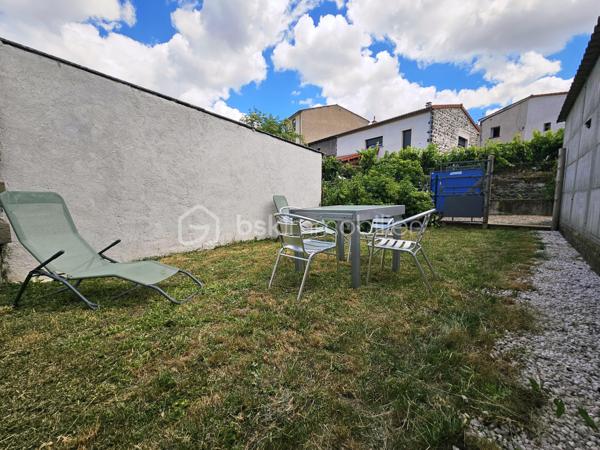 Située sur la commune prisée de Romagnat, à proximité immédiate des commerces, écoles et transports, cette maison de caractère rénovée avec goût saura vous séduire par ses volumes, son charme et ses prestations.

Développant environ 117 m² habitables, elle offre un agencement fonctionnel et chaleureux. Vous y découvrirez une cuisine entièrement équipée, une salle à manger conviviale et un salon lumineux, créant un espace de vie agréable au quotidien.

L'espace nuit comprend trois chambres, complétées par une pièce dressing, une salle d'eau et une salle de bain, ainsi que deux WC, apportant un confort appréciable pour toute la famille. Un petit grenier aménagé en salle de jeux fera le bonheur des plus jeunes.

Côté annexes, la maison dispose de deux caves offrant de belles capacités de stockage.

À l'extérieur, une agréable terrasse permet de profiter des beaux jours en toute tranquillité, sans aucun vis-à-vis. Un terrain non attenant de 68 m², situé à proximité immédiate, complète le bien et comprend un petit jardin ainsi que deux places de stationnement privatives, un véritable atout sur le secteur.

Son diagnostic de performance énergétique classé D et ses émissions de gaz à effet de serre classées B témoignent de ses bonnes performances énergétiques.

Les atouts :

✔ Maison rénovée avec goût ;
✔ 117 m² habitables ;
✔ 3 chambres + dressing ;
✔ Salle d'eau et salle de bain ;
✔ Terrasse sans vis-à-vis ;
✔ Petit grenier aménagé en salle de jeux ;
✔ Deux caves ;
✔ Terrain non attenant avec jardin et deux stationnements privatifs ;
✔ Fibre optique ;
✔ Proximité immédiate des commodités ;
✔ DPE D – GES B.

Une maison pleine de charme, idéale pour une famille recherchant un cadre de vie agréable à quelques minutes de Clermont-Ferrand, alliant cachet, fonctionnalité et proximité des services.

À découvrir sans tarder !