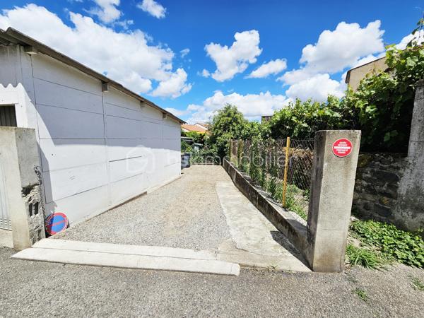 Située sur la commune prisée de Romagnat, à proximité immédiate des commerces, écoles et transports, cette maison de caractère rénovée avec goût saura vous séduire par ses volumes, son charme et ses prestations.

Développant environ 117 m² habitables, elle offre un agencement fonctionnel et chaleureux. Vous y découvrirez une cuisine entièrement équipée, une salle à manger conviviale et un salon lumineux, créant un espace de vie agréable au quotidien.

L'espace nuit comprend trois chambres, complétées par une pièce dressing, une salle d'eau et une salle de bain, ainsi que deux WC, apportant un confort appréciable pour toute la famille. Un petit grenier aménagé en salle de jeux fera le bonheur des plus jeunes.

Côté annexes, la maison dispose de deux caves offrant de belles capacités de stockage.

À l'extérieur, une agréable terrasse permet de profiter des beaux jours en toute tranquillité, sans aucun vis-à-vis. Un terrain non attenant de 68 m², situé à proximité immédiate, complète le bien et comprend un petit jardin ainsi que deux places de stationnement privatives, un véritable atout sur le secteur.

Son diagnostic de performance énergétique classé D et ses émissions de gaz à effet de serre classées B témoignent de ses bonnes performances énergétiques.

Les atouts :

✔ Maison rénovée avec goût ;
✔ 117 m² habitables ;
✔ 3 chambres + dressing ;
✔ Salle d'eau et salle de bain ;
✔ Terrasse sans vis-à-vis ;
✔ Petit grenier aménagé en salle de jeux ;
✔ Deux caves ;
✔ Terrain non attenant avec jardin et deux stationnements privatifs ;
✔ Fibre optique ;
✔ Proximité immédiate des commodités ;
✔ DPE D – GES B.

Une maison pleine de charme, idéale pour une famille recherchant un cadre de vie agréable à quelques minutes de Clermont-Ferrand, alliant cachet, fonctionnalité et proximité des services.

À découvrir sans tarder !