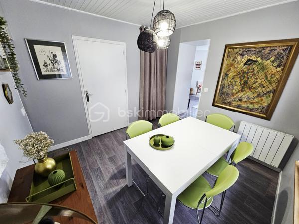 Située sur la commune prisée de Romagnat, à proximité immédiate des commerces, écoles et transports, cette maison de caractère rénovée avec goût saura vous séduire par ses volumes, son charme et ses prestations.

Développant environ 117 m² habitables, elle offre un agencement fonctionnel et chaleureux. Vous y découvrirez une cuisine entièrement équipée, une salle à manger conviviale et un salon lumineux, créant un espace de vie agréable au quotidien.

L'espace nuit comprend trois chambres, complétées par une pièce dressing, une salle d'eau et une salle de bain, ainsi que deux WC, apportant un confort appréciable pour toute la famille. Un petit grenier aménagé en salle de jeux fera le bonheur des plus jeunes.

Côté annexes, la maison dispose de deux caves offrant de belles capacités de stockage.

À l'extérieur, une agréable terrasse permet de profiter des beaux jours en toute tranquillité, sans aucun vis-à-vis. Un terrain non attenant de 68 m², situé à proximité immédiate, complète le bien et comprend un petit jardin ainsi que deux places de stationnement privatives, un véritable atout sur le secteur.

Son diagnostic de performance énergétique classé D et ses émissions de gaz à effet de serre classées B témoignent de ses bonnes performances énergétiques.

Les atouts :

✔ Maison rénovée avec goût ;
✔ 117 m² habitables ;
✔ 3 chambres + dressing ;
✔ Salle d'eau et salle de bain ;
✔ Terrasse sans vis-à-vis ;
✔ Petit grenier aménagé en salle de jeux ;
✔ Deux caves ;
✔ Terrain non attenant avec jardin et deux stationnements privatifs ;
✔ Fibre optique ;
✔ Proximité immédiate des commodités ;
✔ DPE D – GES B.

Une maison pleine de charme, idéale pour une famille recherchant un cadre de vie agréable à quelques minutes de Clermont-Ferrand, alliant cachet, fonctionnalité et proximité des services.

À découvrir sans tarder !