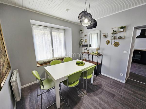 Située sur la commune prisée de Romagnat, à proximité immédiate des commerces, écoles et transports, cette maison de caractère rénovée avec goût saura vous séduire par ses volumes, son charme et ses prestations.

Développant environ 117 m² habitables, elle offre un agencement fonctionnel et chaleureux. Vous y découvrirez une cuisine entièrement équipée, une salle à manger conviviale et un salon lumineux, créant un espace de vie agréable au quotidien.

L'espace nuit comprend trois chambres, complétées par une pièce dressing, une salle d'eau et une salle de bain, ainsi que deux WC, apportant un confort appréciable pour toute la famille. Un petit grenier aménagé en salle de jeux fera le bonheur des plus jeunes.

Côté annexes, la maison dispose de deux caves offrant de belles capacités de stockage.

À l'extérieur, une agréable terrasse permet de profiter des beaux jours en toute tranquillité, sans aucun vis-à-vis. Un terrain non attenant de 68 m², situé à proximité immédiate, complète le bien et comprend un petit jardin ainsi que deux places de stationnement privatives, un véritable atout sur le secteur.

Son diagnostic de performance énergétique classé D et ses émissions de gaz à effet de serre classées B témoignent de ses bonnes performances énergétiques.

Les atouts :

✔ Maison rénovée avec goût ;
✔ 117 m² habitables ;
✔ 3 chambres + dressing ;
✔ Salle d'eau et salle de bain ;
✔ Terrasse sans vis-à-vis ;
✔ Petit grenier aménagé en salle de jeux ;
✔ Deux caves ;
✔ Terrain non attenant avec jardin et deux stationnements privatifs ;
✔ Fibre optique ;
✔ Proximité immédiate des commodités ;
✔ DPE D – GES B.

Une maison pleine de charme, idéale pour une famille recherchant un cadre de vie agréable à quelques minutes de Clermont-Ferrand, alliant cachet, fonctionnalité et proximité des services.

À découvrir sans tarder !