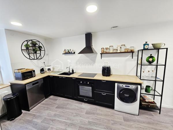 Située sur la commune prisée de Romagnat, à proximité immédiate des commerces, écoles et transports, cette maison de caractère rénovée avec goût saura vous séduire par ses volumes, son charme et ses prestations.

Développant environ 117 m² habitables, elle offre un agencement fonctionnel et chaleureux. Vous y découvrirez une cuisine entièrement équipée, une salle à manger conviviale et un salon lumineux, créant un espace de vie agréable au quotidien.

L'espace nuit comprend trois chambres, complétées par une pièce dressing, une salle d'eau et une salle de bain, ainsi que deux WC, apportant un confort appréciable pour toute la famille. Un petit grenier aménagé en salle de jeux fera le bonheur des plus jeunes.

Côté annexes, la maison dispose de deux caves offrant de belles capacités de stockage.

À l'extérieur, une agréable terrasse permet de profiter des beaux jours en toute tranquillité, sans aucun vis-à-vis. Un terrain non attenant de 68 m², situé à proximité immédiate, complète le bien et comprend un petit jardin ainsi que deux places de stationnement privatives, un véritable atout sur le secteur.

Son diagnostic de performance énergétique classé D et ses émissions de gaz à effet de serre classées B témoignent de ses bonnes performances énergétiques.

Les atouts :

✔ Maison rénovée avec goût ;
✔ 117 m² habitables ;
✔ 3 chambres + dressing ;
✔ Salle d'eau et salle de bain ;
✔ Terrasse sans vis-à-vis ;
✔ Petit grenier aménagé en salle de jeux ;
✔ Deux caves ;
✔ Terrain non attenant avec jardin et deux stationnements privatifs ;
✔ Fibre optique ;
✔ Proximité immédiate des commodités ;
✔ DPE D – GES B.

Une maison pleine de charme, idéale pour une famille recherchant un cadre de vie agréable à quelques minutes de Clermont-Ferrand, alliant cachet, fonctionnalité et proximité des services.

À découvrir sans tarder !