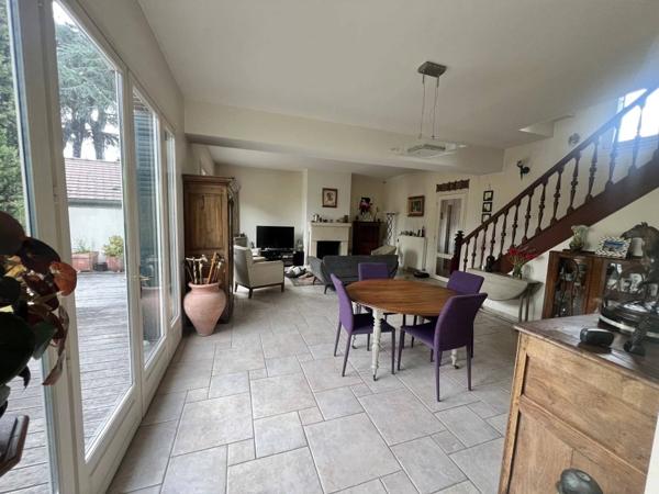 Maison de maître de 141 m2 édifiée sur un terrain de 1060 m2