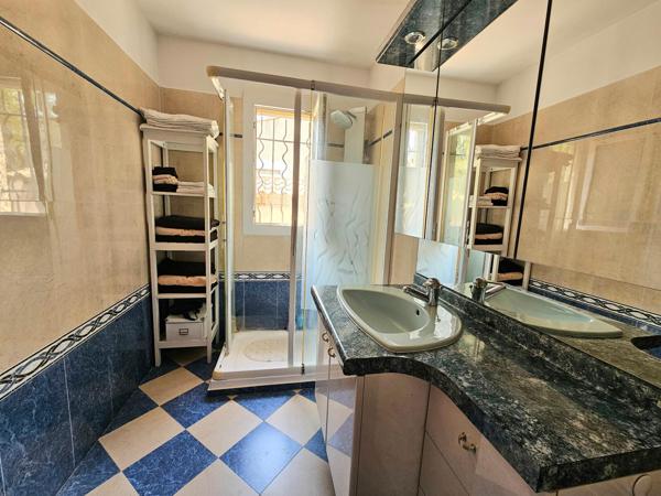 Charmante maison plain-pied avec garage attenant et piscine