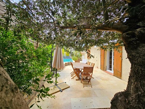 Charmante maison plain-pied avec garage attenant et piscine