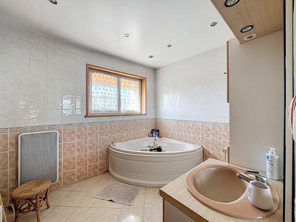 Maison Blyes 4 pièces 136 m2, 3 chambres sur un terrain de 333m2, au calme proche école et toutes commodités