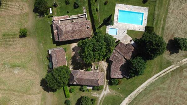 Gîtes chambres d'hôtes - Belves Propriété de charme avec 6 gîtes au coeur du Périgord : un havre de paix aux multiples opportunités.