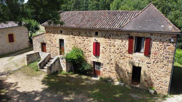 Gîtes chambres d'hôtes - Belves Propriété de charme avec 6 gîtes au coeur du Périgord : un havre de paix aux multiples opportunités.