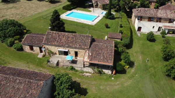 Gîtes chambres d'hôtes - Belves Propriété de charme avec 6 gîtes au coeur du Périgord : un havre de paix aux multiples opportunités.