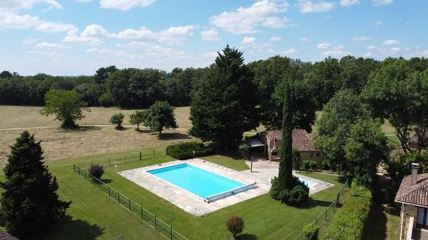 Gîtes chambres d'hôtes - Belves Propriété de charme avec 6 gîtes au coeur du Périgord : un havre de paix aux multiples opportunités.