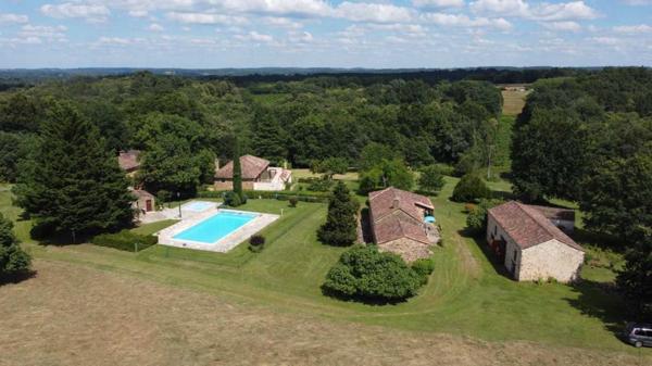 Gîtes chambres d'hôtes - Belves Propriété de charme avec 6 gîtes au coeur du Périgord : un havre de paix aux multiples opportunités.