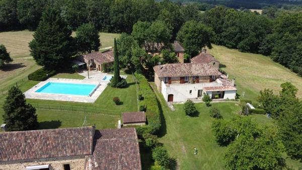Gîtes chambres d'hôtes - Belves Propriété de charme avec 6 gîtes au coeur du Périgord : un havre de paix aux multiples opportunités.
