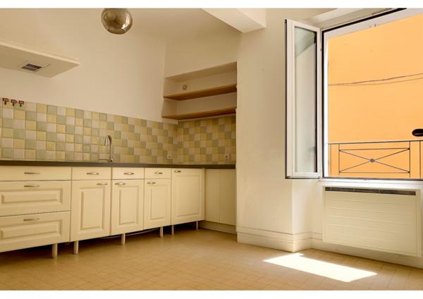 Appartement T3 de 75 m², charme de l'ancien, rénovation soignée, coeur de village