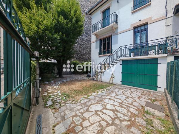 Maison
         6 pièces
        - 145 m² Bien prestige 465 000 € *