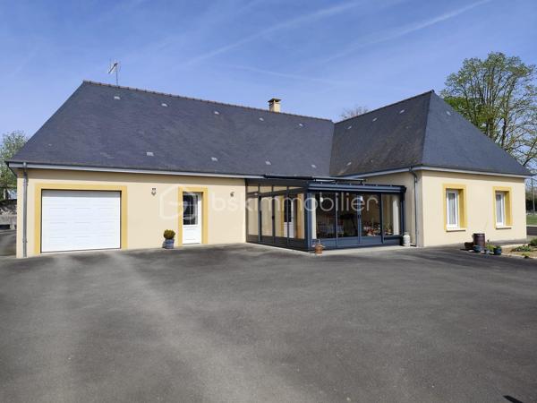 EN EXCLUSIVITE, Frédéric GIRARD vous propose ce bien rare sur le secteur : un pavillon de plain-pied en parfait état, de 156 m² habitables, construit en 2013 aux normes PMR, avec deux garages, un large grenier aménageable et excellent DPE C, à seulement quelques minutes de Bagnoles-de-l'Orne.

Derrière sa façade sobre se cache une habitation pensée pour le confort quotidien : larges circulations, sols carrelés sans rupture de niveau, accès fluide à chaque espace.

Dès l'entrée et sa penderie, les volumes et la luminosité procurent une agréable sensation d'espace. 

Le séjour, convivial, lumineux et disposant d'un conduit de cheminée, s'ouvre sur une véranda qui invite à profiter de l'extérieur en toute saison. 

La cuisine ouverte, aménagée et équipée, s'intègre harmonieusement à l'espace de vie et se complète d'une arrière-cuisine/buanderie particulièrement pratique.

Un large dégagement avec penderies, dessert deux belles chambres, une salle d'eau, et un wc indépendant.

A la suite du dégagement, la distribution actuelle propose également une belle suite de plain-pied composée d'une chambre, d'une salle d'eau, d'un WC et d'un espace cuisine. Un aménagement rare qui pourra séduire aussi bien les familles souhaitant accueillir un proche, les acquéreurs recherchant une véritable suite parentale, que les professions libérales ou indépendants en quête d'un espace dédié à leur activité. L'ensemble est parfaitement attenant, mais aussi être totalement indépendant.

Deux garages à portes sectionnelles motorisées offrent un stationnement aisé pour plusieurs véhicules. 

Un vaste grenier aménageable sur l'ensemble présente un réel potentiel d'extension future. 

Une cave complète les espaces de rangement. 

Le terrain de 1 200 m², parfaitement entretenu et revêtu d'un bel enrobé, facilite les déplacements au quotidien.