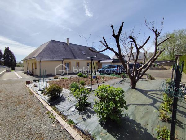 EN EXCLUSIVITE, Frédéric GIRARD vous propose ce bien rare sur le secteur : un pavillon de plain-pied en parfait état, de 156 m² habitables, construit en 2013 aux normes PMR, avec deux garages, un large grenier aménageable et excellent DPE C, à seulement quelques minutes de Bagnoles-de-l'Orne.

Derrière sa façade sobre se cache une habitation pensée pour le confort quotidien : larges circulations, sols carrelés sans rupture de niveau, accès fluide à chaque espace.

Dès l'entrée et sa penderie, les volumes et la luminosité procurent une agréable sensation d'espace. 

Le séjour, convivial, lumineux et disposant d'un conduit de cheminée, s'ouvre sur une véranda qui invite à profiter de l'extérieur en toute saison. 

La cuisine ouverte, aménagée et équipée, s'intègre harmonieusement à l'espace de vie et se complète d'une arrière-cuisine/buanderie particulièrement pratique.

Un large dégagement avec penderies, dessert deux belles chambres, une salle d'eau, et un wc indépendant.

A la suite du dégagement, la distribution actuelle propose également une belle suite de plain-pied composée d'une chambre, d'une salle d'eau, d'un WC et d'un espace cuisine. Un aménagement rare qui pourra séduire aussi bien les familles souhaitant accueillir un proche, les acquéreurs recherchant une véritable suite parentale, que les professions libérales ou indépendants en quête d'un espace dédié à leur activité. L'ensemble est parfaitement attenant, mais aussi être totalement indépendant.

Deux garages à portes sectionnelles motorisées offrent un stationnement aisé pour plusieurs véhicules. 

Un vaste grenier aménageable sur l'ensemble présente un réel potentiel d'extension future. 

Une cave complète les espaces de rangement. 

Le terrain de 1 200 m², parfaitement entretenu et revêtu d'un bel enrobé, facilite les déplacements au quotidien.