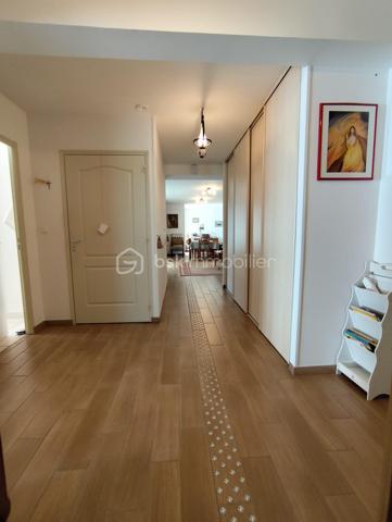 EN EXCLUSIVITE, Frédéric GIRARD vous propose ce bien rare sur le secteur : un pavillon de plain-pied en parfait état, de 156 m² habitables, construit en 2013 aux normes PMR, avec deux garages, un large grenier aménageable et excellent DPE C, à seulement quelques minutes de Bagnoles-de-l'Orne.

Derrière sa façade sobre se cache une habitation pensée pour le confort quotidien : larges circulations, sols carrelés sans rupture de niveau, accès fluide à chaque espace.

Dès l'entrée et sa penderie, les volumes et la luminosité procurent une agréable sensation d'espace. 

Le séjour, convivial, lumineux et disposant d'un conduit de cheminée, s'ouvre sur une véranda qui invite à profiter de l'extérieur en toute saison. 

La cuisine ouverte, aménagée et équipée, s'intègre harmonieusement à l'espace de vie et se complète d'une arrière-cuisine/buanderie particulièrement pratique.

Un large dégagement avec penderies, dessert deux belles chambres, une salle d'eau, et un wc indépendant.

A la suite du dégagement, la distribution actuelle propose également une belle suite de plain-pied composée d'une chambre, d'une salle d'eau, d'un WC et d'un espace cuisine. Un aménagement rare qui pourra séduire aussi bien les familles souhaitant accueillir un proche, les acquéreurs recherchant une véritable suite parentale, que les professions libérales ou indépendants en quête d'un espace dédié à leur activité. L'ensemble est parfaitement attenant, mais aussi être totalement indépendant.

Deux garages à portes sectionnelles motorisées offrent un stationnement aisé pour plusieurs véhicules. 

Un vaste grenier aménageable sur l'ensemble présente un réel potentiel d'extension future. 

Une cave complète les espaces de rangement. 

Le terrain de 1 200 m², parfaitement entretenu et revêtu d'un bel enrobé, facilite les déplacements au quotidien.